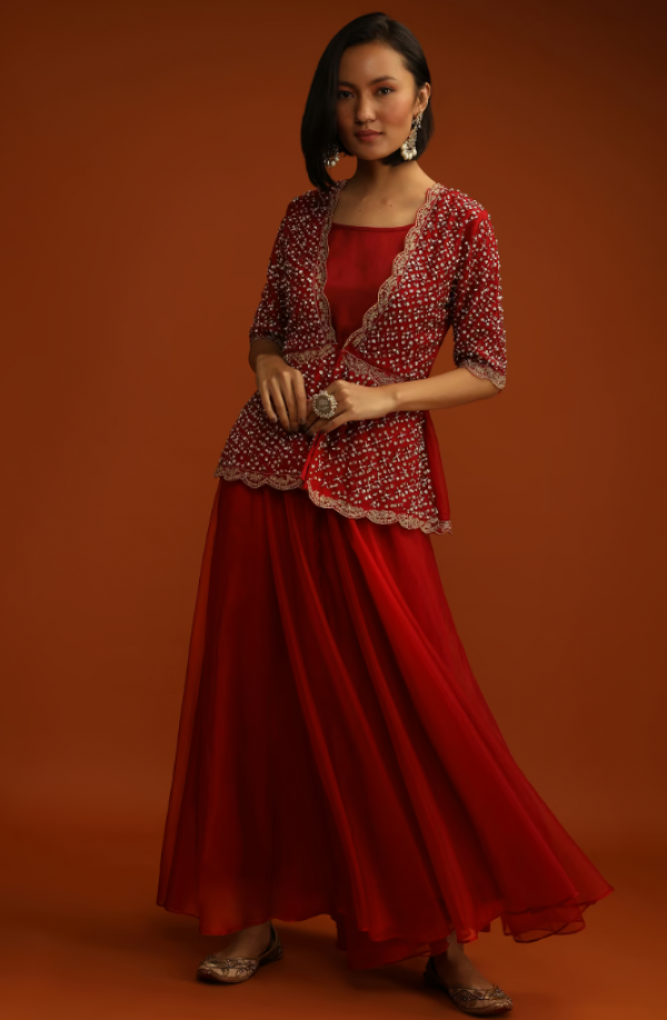 Jas wanita dengan motif floral dan potongan peplum